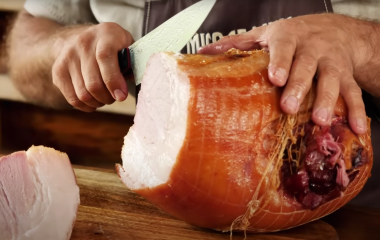 Рецепт: Окорок Тамбовский по-деревенски (окорок варено-копченый) Рецепт: Окорок Тамбовский по-деревенски (окорок варено-копченый)